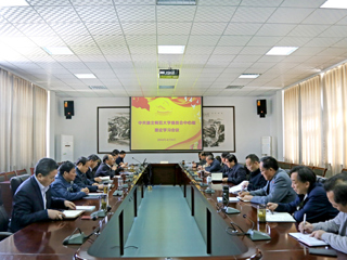 校党委中心组召开全面从严治党专题学习研讨会