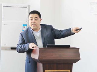 吉林大学博士生导师杨印生教授应邀来威廉希尔官网讲学