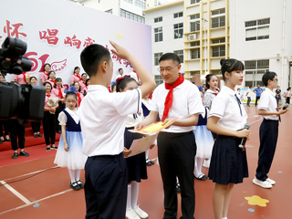 校领导与附属实验小学、幼儿园师生共同欢度“六一”国际儿童节