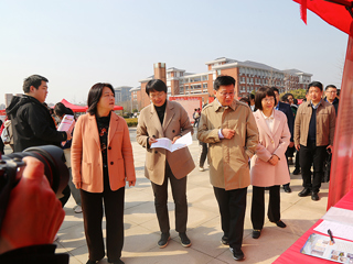 淮北市“巾帼护航 职为你来”专场招聘会暨女大学生科研实践基地揭牌活动在威廉希尔官网举行