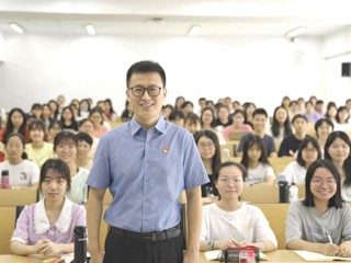 【校友风采】华南师范大学威廉希尔足球网教授，团中央青年讲师团成员--张永刚