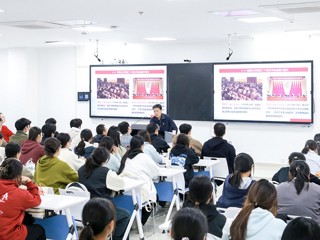 校领导为本科生讲授思政课宣讲党的二十届三中全会和全国教育大会精神